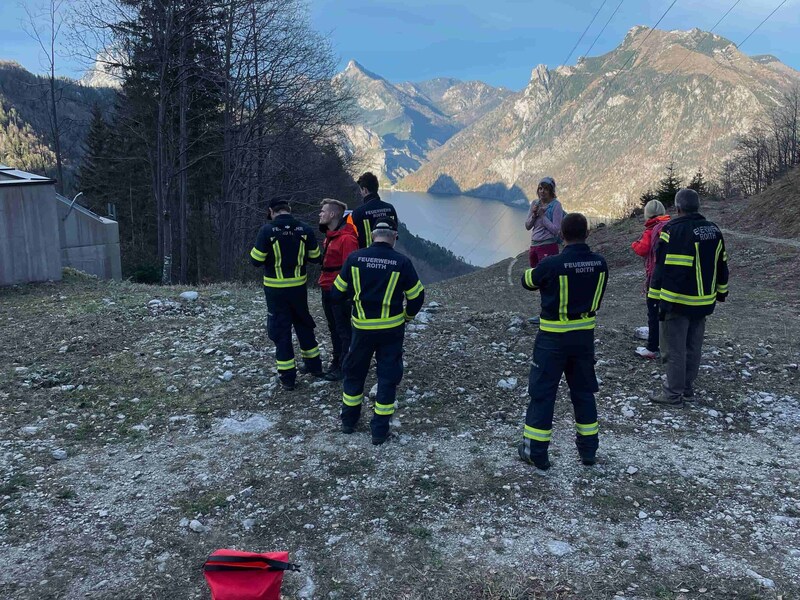 Auch Kameraden der Feuerwehr waren im Einsatz (Bild: Bergrettung Ebensee)