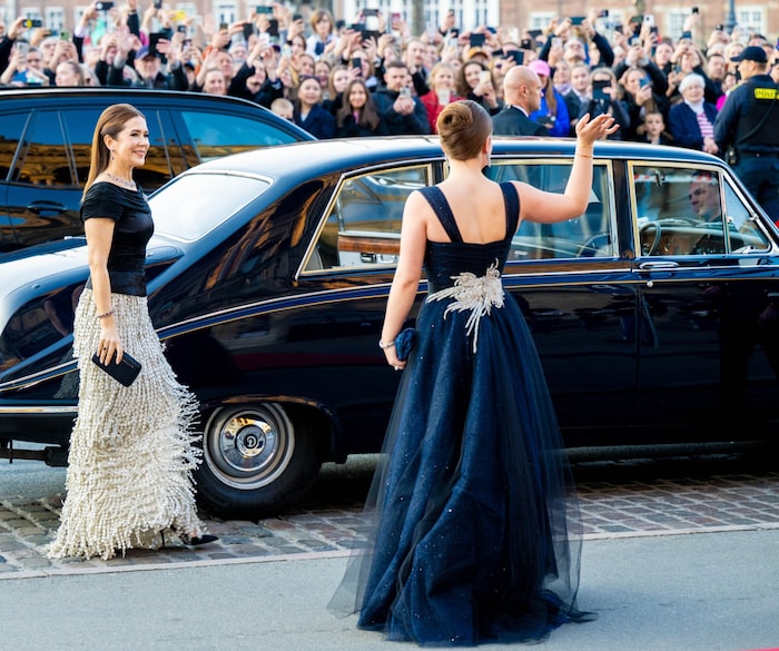 Für den Theaterbesuch anlässlich ihres 18. Geburtstages trug Prinzessin Isabella eine funkelnde ...