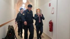 Der junge Iraner wird aus der Untersuchungshaft vorgeführt. (Bild: Sophie Pratschner, Krone KREATIV)