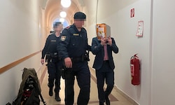 Der junge Iraner wird aus der Untersuchungshaft vorgeführt.