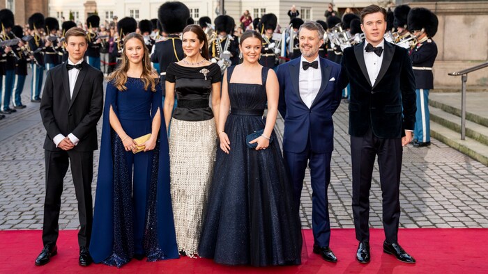 Prinzessin Isabella mit ihren Geschwistern Prinz Vincet, Prinzessin Josephine und Kronprinz ...