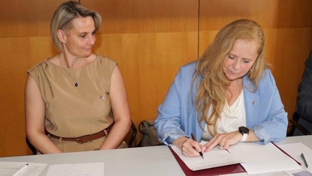 Am Mittwoch unterzeichneten Bettina Bauernhofer (links) und Monika Langs in Weiz ein Koalitonsabkommen.  (Bild: Stadt Weiz)