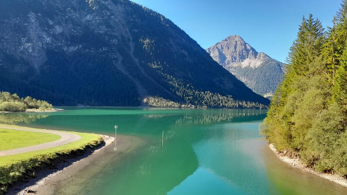 Der idyllische Heiterwanger See bei Tag.