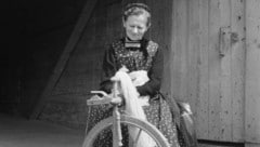 Eine Bregenzerwälderin Bäuerin bei der Heimarbeit. Das Frauenbild in Vorarlberg hat sich in den vergangenen Jahrzehnten sehr gewandelt – was für ein Segen! (Bild: Vorarlberger Landesbibliothek)