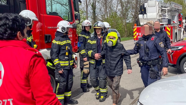 Mit sogenannten Fluchtfiltermasken wurden Bewohner aus den verrauchten Räumen gebracht. (Bild: FF Vösendorf, Krone KREATIV)