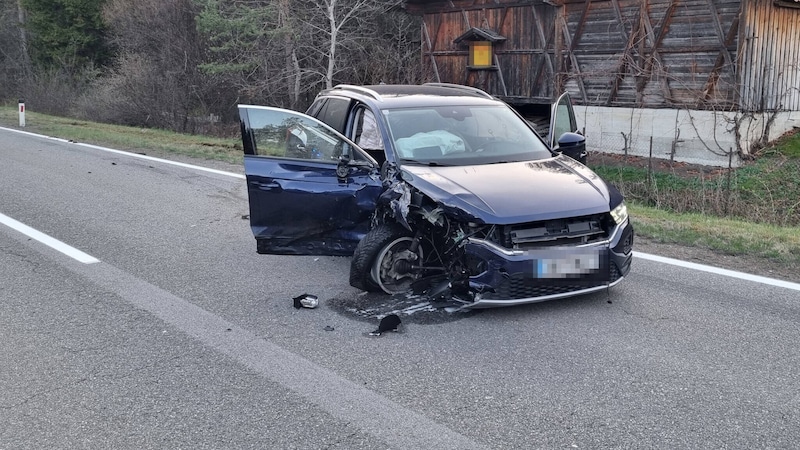 Auch der Wagen der Einheimischen wurde stark beschädigt. (Bild: FF Nassereith)