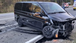 Der schwarze Mercedes-Kleinbus des Belgiers wurde massiv beschädigt. (Bild: FF Nassereith)