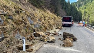 Die Straße musste zwischenzeitlich gesperrt werden. (Bild: FF Tamsweg)