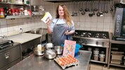 Marion Singer vom Verein Katzenhilfe Humanitas rührt Teig und auch die Werbetrommel für den ...