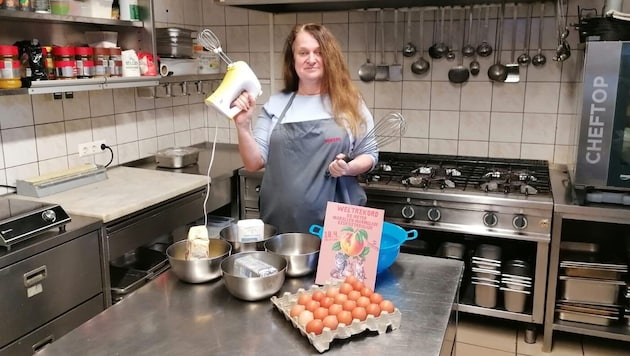 Marion Singer vom Verein Katzenhilfe Humanitas rührt Teig und auch die Werbetrommel für den Weltrekordversuch. (Bild: zVg)