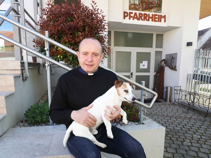 Pfarrer Damian Prus mit seinem Rüden „Volvo“.