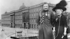 Wilhelm II., Deutschlands letzter Kaiser und seine Ehefrau, Kaiserin Augusta, im Jahr 1910. Dahinter: das alte Berliner Stadtschloss (Bild: Krone KREATIV/APA picturedesk)