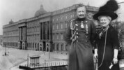 Wilhelm II., Deutschlands letzter Kaiser und seine Ehefrau, Kaiserin Augusta, im Jahr 1910. ...