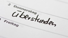 Überstunden sollen sich rückwirkend ab 1. Jänner 2026 mehr auszahlen.