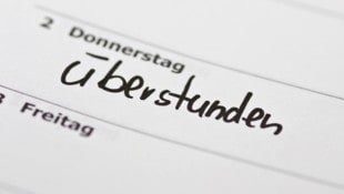 Überstunden sollen sich rückwirkend ab 1. Jänner 2026 mehr auszahlen.