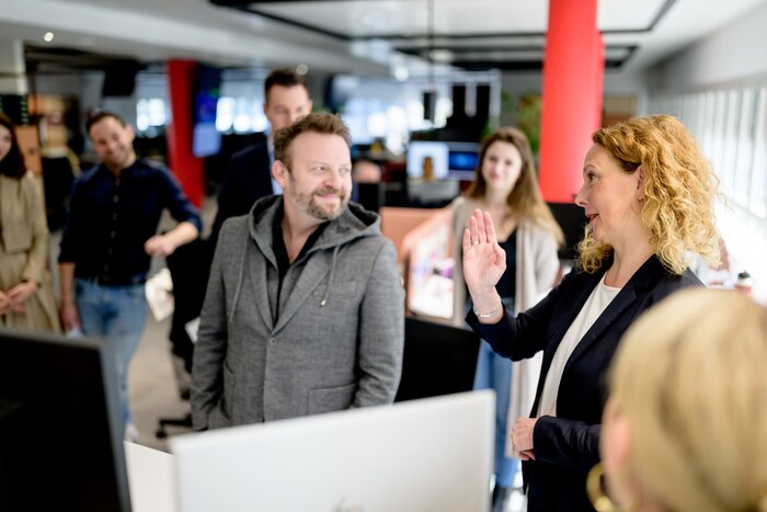 Judith Pühringer bei ihrem Besuch im „Krone“-Newsroom mit Redakteur Philipp Stewart
