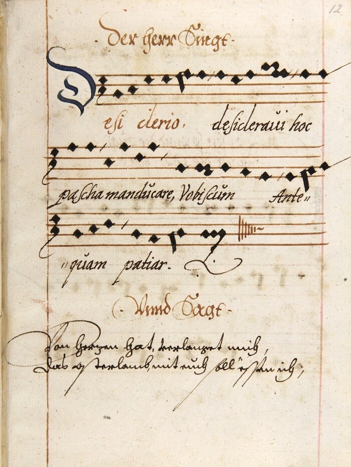Eine Seite der Passionsspiel-Handschrift des 16. Jahrhunderts, die auch Gesänge und Melodien ...