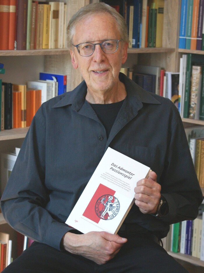 Wernfried Hofmeister, der das Werk (Uni-Press Graz Verlag) gemeinsam mit Stefan Engels in einer ...