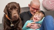 Labrador „Archie“ könnte der 4-jährigen Kathi bei vielen Dingen im Alltag helfen, jedoch fehlt ...