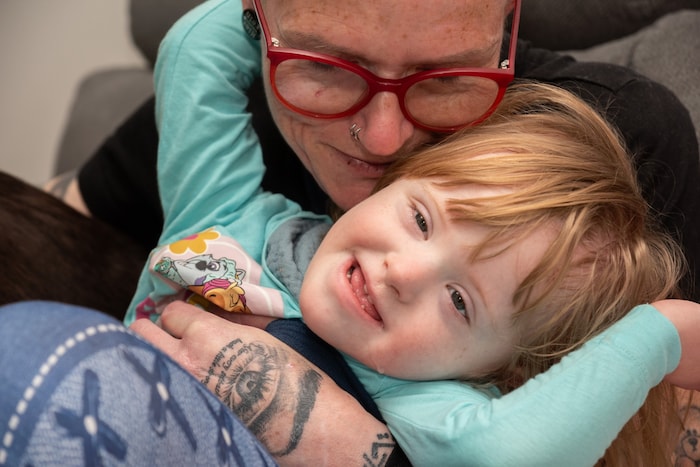 Trotz ihrer Beeinträchtigung ist Kathi ein lebenslustiges Kind. Regelmäßiges Kuscheln mit Mama Caro steht auf der Tagesordnung. 
