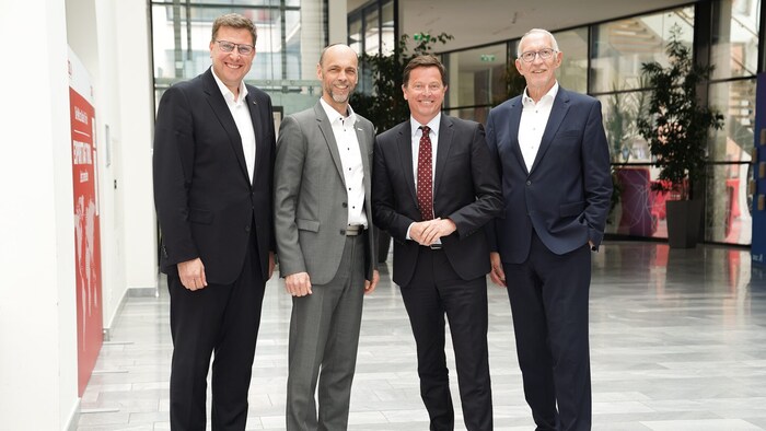 Der neu gewählte WK-Spartenobmann Götz (2. v. re.) mit den Stellvertretern Thomas Wass ...