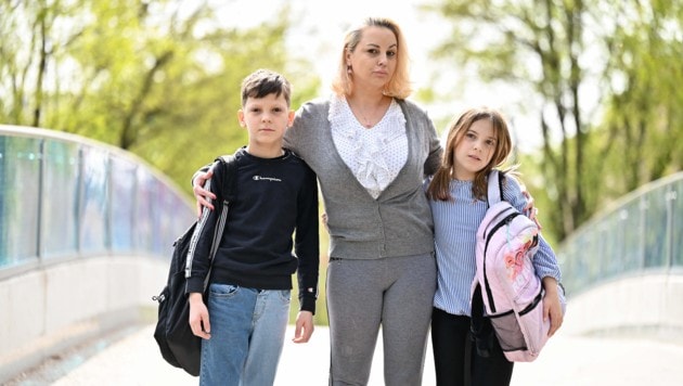 Mama Edina mit Sohn Arvin (li.) und Tochter Ajda (re.) – zwei ihrer drei pflegebedürftigen Kinder (Bild: Wenzel Markus)