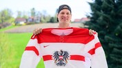 Für die „Krone“ posierte Brian Lebler zu Hause in Altenberg bei Linz mit seinem Trikot von den ...