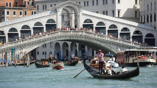 Tagesausflug nach Venedig? Dafür muss ab Karfreitag ein Ticket gekauft werden. (Bild: EPA/Andrea Merola)