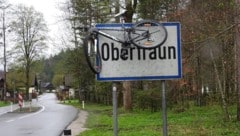 Alles, was Räder hat und nicht unter Dach und Fach ist, wird gut sichtbar in der Höhe „geparkt“. (Bild: Andrea Schwarzmüller)