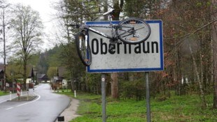 Alles, was Räder hat und nicht unter Dach und Fach ist, wird gut sichtbar in der Höhe „geparkt“. (Bild: Andrea Schwarzmüller)