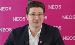 Niko Swatek kritisiert die „aufgeblähte Landesverwaltung“. 