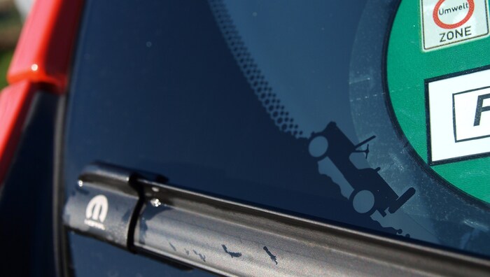 Da fährt er, der kleine Willys Jeep.