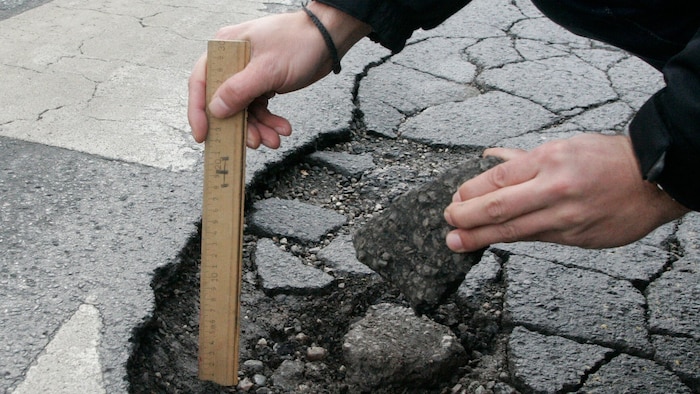 Die Schlaglöcher werden immer tiefer. Für Asphalt fehlt das Geld.