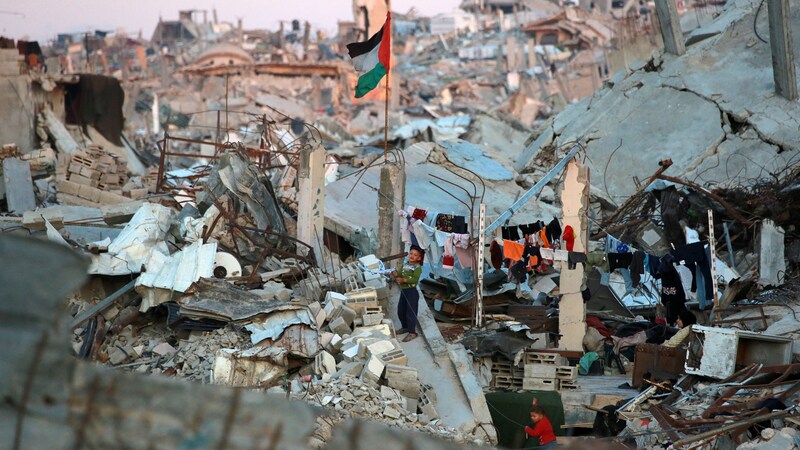 Weite Teile der Enklave wurden dem Erdboden gleich gemacht. (Bild: AFP/Bashar TALEB)