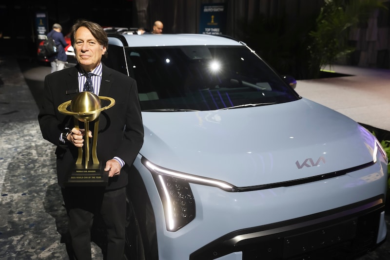 Der Kia EV3 ist World Car of the Year. Executive Vice President Steven Center nahm den Award auf der New York Auto Show entgegen. (Bild: EPA/SARAH YENESEL)
