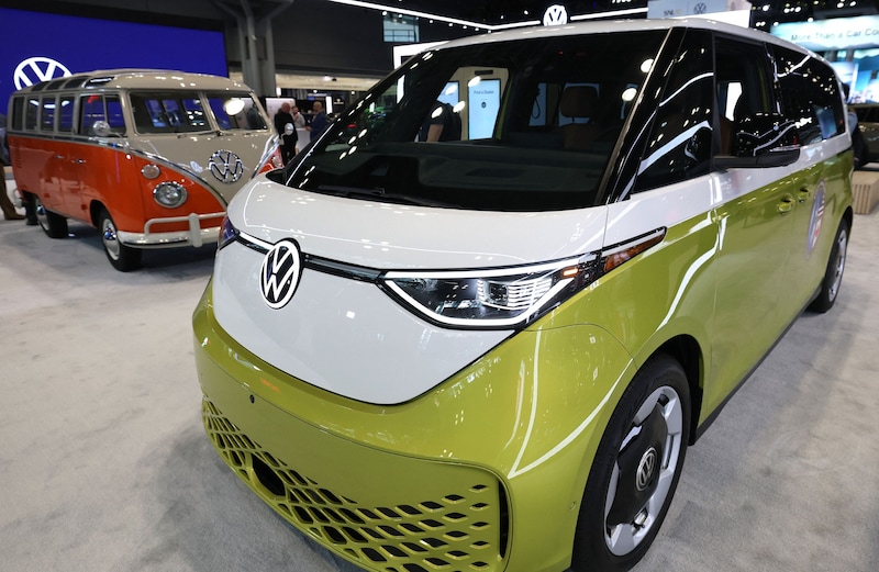 Der VW ID.Buzz – hier auf der New York Auto Show – wurde für sein Design ausgezeichnet. (Bild: AFP/TIMOTHY A. CLARY)