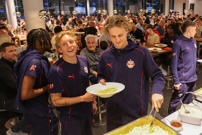 Bestens gelaunt: Das Dänen-Duo Mads Bidstrup (li.) und Maurits Kjaergaard.