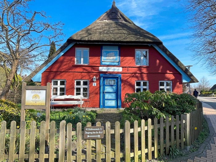Kapitänshaus mit Reetdach in Ahrenshoop
