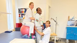 Richi Kuong mit Physiotherapeuten bei Therapieübungen