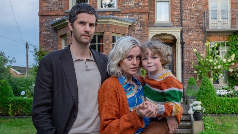 Elisa und Fred wollen ihre Tochter und George seine große Schwester zurück. (Bild: Matt Squire/Disney+)
