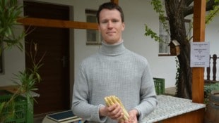 Andreas Haider aus Illmitz freut sich über weißen Spargel. In der kommenden Woche wird auch der Grüne reif sein. (Bild: Charlotte Titz)