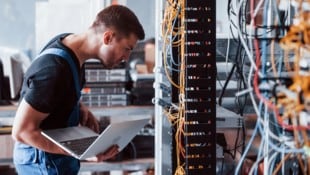 Ein Studium ist in der IT zwar hilfreich, aber nicht obligat: Es ist nicht unüblich, sich mit Lehrabschluss oder Matura nach oben zu arbeiten und sich etwa vom Servicedesk-Mitarbeiter zum Administrator weiterzuentwickeln. (Bild: Myron Standret – stock.adobe.com)