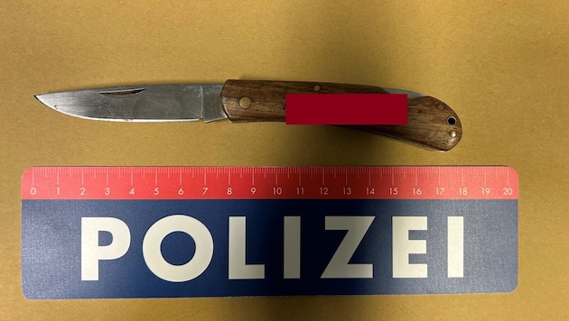 Mit dem Klappmesser wurde der 23-Jährige verletzt. (Bild: LPW Wien, Krone KREATIV)