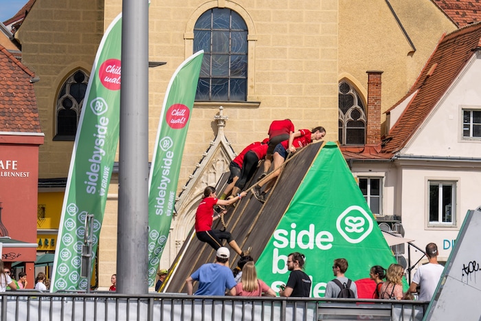 Selbst schwierige Hindernisse werden im Rahme der „Beat the City“ Serie 2025 bei den vier Hindernisläufen in Linz, Graz, Innsbruck und Wien mit einem Lächeln genommen. 