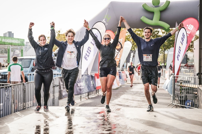 Nach dem Zieleinlauf wird dann gemeinsam lautstark gefeiert. 