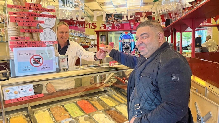 Herr Gavaz hat viele treue Stammkunden, mit denen er Schmäh führt.