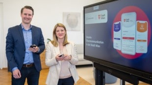 Vizebürgermeisterin Bildungsstadträtin Bettina Emmerling mit dem Chef des Unternehmens Fox Education, Philipp Fendt (Bild: Stadt Wien / David Bohmann)