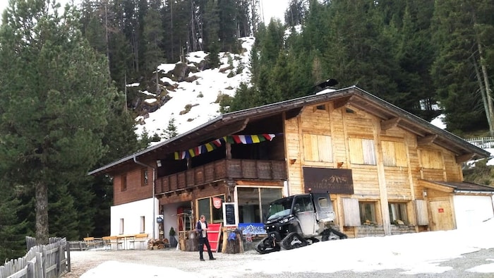 Bei der Hütte lag Mitte der Woche noch ein wenig Schnee.