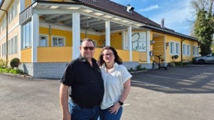 Wirt Alfred Plank mit seiner Lebensgefährtin Christa vor ihrem Gasthaus in Schweinbach. (Bild: Christoph Meisinger)