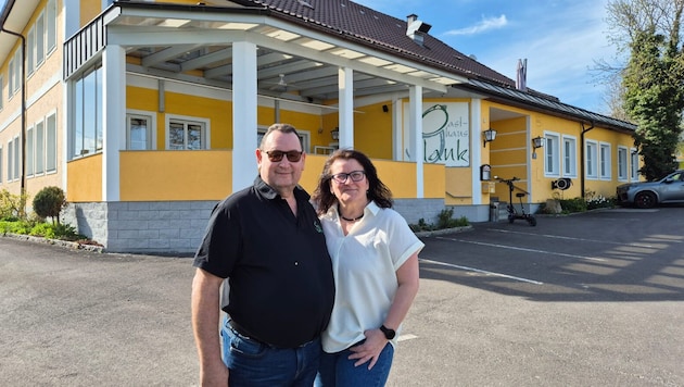 Wirt Alfred Plank mit seiner Lebensgefährtin Christa vor ihrem Gasthaus in Schweinbach. (Bild: Christoph Meisinger)